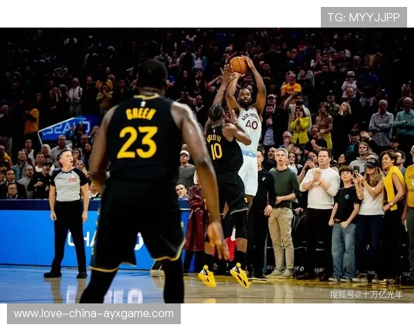 库里三分点燃夜空,勇士主场震撼